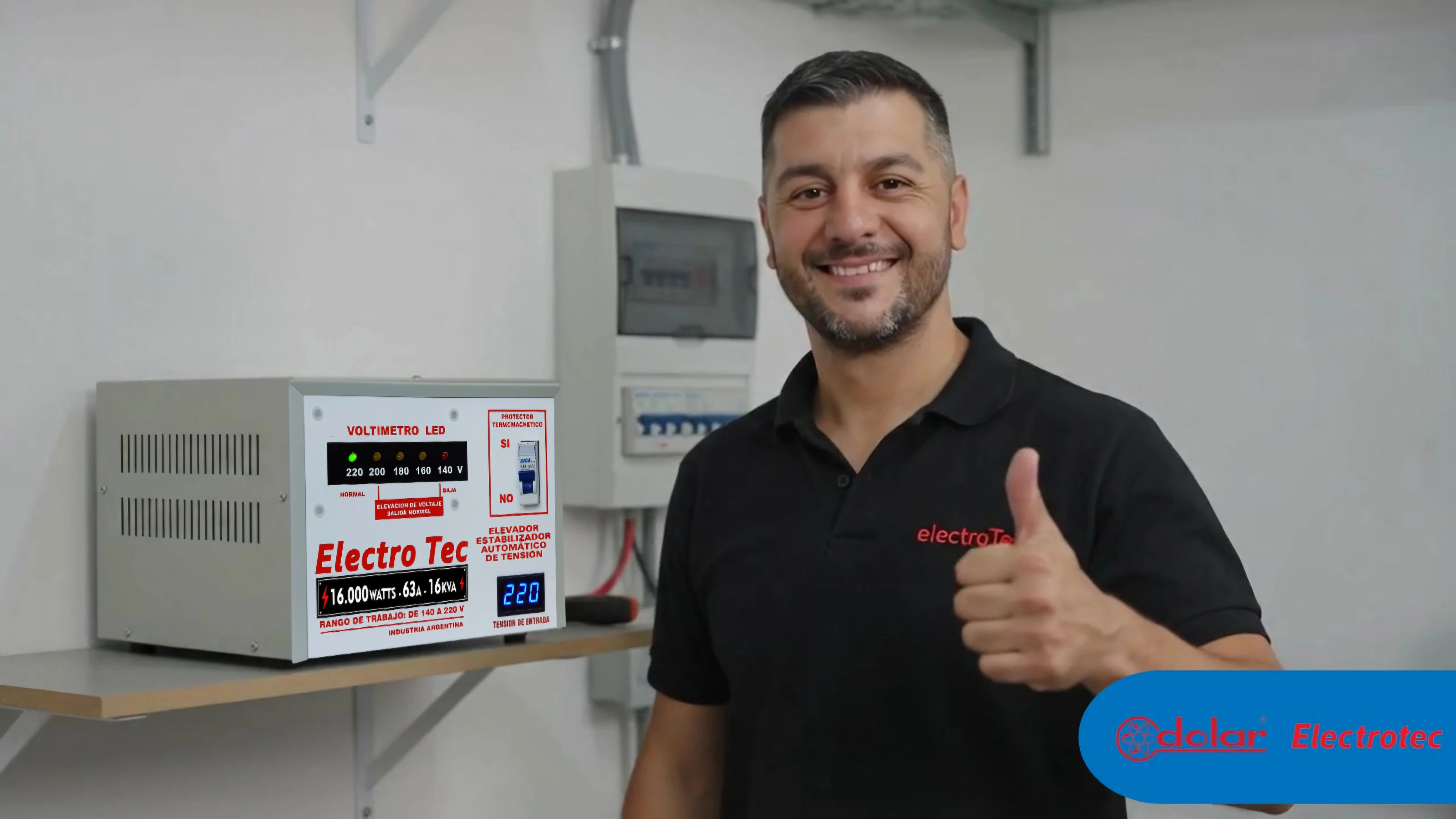 Jonatan Rivarola, técnico matriculado, junto a un elevador de tensión